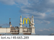 MINSK, BELARUS - September 02, 2021: Minsk, in the city center McDonald’s sign on the roof. Редакционное фото, агентство Ingram Publishing / Фотобанк Лори