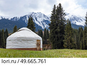 Camping in mountains, Kyrgyzstan. Traditional house of kyrgyz people, white yurt. Стоковое фото, фотограф Екатерина Якименко / Фотобанк Лори