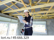young woman is working on the ceiling. Стоковое фото, агентство Ingram Publishing / Фотобанк Лори