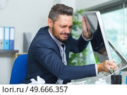 office worker irritated with a computer problem. Стоковое фото, агентство Ingram Publishing / Фотобанк Лори