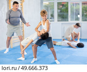 Teens applying inverted headlock in sparring during self-defense training. Стоковое фото, фотограф Яков Филимонов / Фотобанк Лори