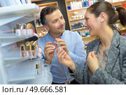 saleswoman and man shopping for girlfriend. Стоковое фото, агентство Ingram Publishing / Фотобанк Лори