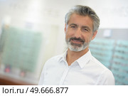 portrait of handsome optician in his store. Стоковое фото, агентство Ingram Publishing / Фотобанк Лори