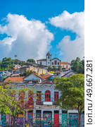 Popular bohemian area of ??Santa Teresa in Rio de Janeiro. Historic buildings are painted with graffiti. Стоковое фото, агентство Ingram Publishing / Фотобанк Лори