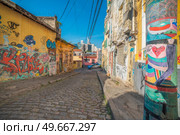 Popular bohemian area of ??Santa Teresa in Rio de Janeiro. Historic buildings are painted with graffiti. Стоковое фото, агентство Ingram Publishing / Фотобанк Лори
