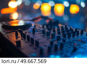 DJ mixing console. Tune in before a concert. Стоковое фото, агентство Ingram Publishing / Фотобанк Лори