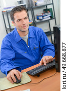 an employee using a computer. Стоковое фото, агентство Ingram Publishing / Фотобанк Лори