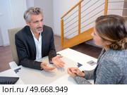 in the process of negotiation. Стоковое фото, агентство Ingram Publishing / Фотобанк Лори