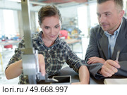 close up of team working in a factory. Стоковое фото, агентство Ingram Publishing / Фотобанк Лори