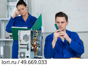 a student is learning electronics. Стоковое фото, агентство Ingram Publishing / Фотобанк Лори