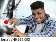 man securing bicycle seat with screwdriver. Стоковое фото, агентство Ingram Publishing / Фотобанк Лори