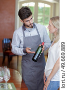 sommelier helps woman to choose wine in the cellar. Стоковое фото, агентство Ingram Publishing / Фотобанк Лори