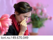 sad woman sitting near a grave. Стоковое фото, агентство Ingram Publishing / Фотобанк Лори