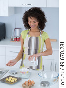 female kneading dough at home. Стоковое фото, агентство Ingram Publishing / Фотобанк Лори
