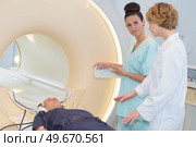 doctor and nurse talking about medical records mri. Стоковое фото, агентство Ingram Publishing / Фотобанк Лори
