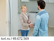 real estate agent showing flat location to potential buyer. Стоковое фото, агентство Ingram Publishing / Фотобанк Лори