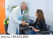 she is greeting the patient. Стоковое фото, агентство Ingram Publishing / Фотобанк Лори