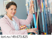 woman presenting rack of snooker cues. Стоковое фото, агентство Ingram Publishing / Фотобанк Лори