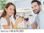 a couple is drinking together. Стоковое фото, агентство Ingram Publishing / Фотобанк Лори