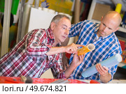 working at a printers shop. Стоковое фото, агентство Ingram Publishing / Фотобанк Лори
