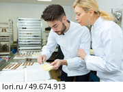 female and male chocolate maker. Стоковое фото, агентство Ingram Publishing / Фотобанк Лори