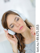 Chilling out to music at home. Стоковое фото, агентство Ingram Publishing / Фотобанк Лори