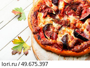 Homemade meat pizza with figs. Flatbread with figs. Appetizing pizza with bacon and fruit. Стоковое фото, агентство Ingram Publishing / Фотобанк Лори