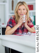 woman in wheelchair hot drink at home. Стоковое фото, агентство Ingram Publishing / Фотобанк Лори