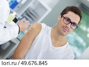 doctor doing tetanus toxoid injection. Стоковое фото, агентство Ingram Publishing / Фотобанк Лори