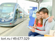 Couple waiting at a tram stop. Стоковое фото, агентство Ingram Publishing / Фотобанк Лори