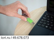 hand plugging a flashdrive into a laptop. Стоковое фото, агентство Ingram Publishing / Фотобанк Лори