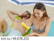 young woman with healthy skin applying suncream. Стоковое фото, агентство Ingram Publishing / Фотобанк Лори