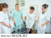 doctors during improvement in mobility. Стоковое фото, агентство Ingram Publishing / Фотобанк Лори