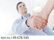 portrait of man shaking hand. Стоковое фото, агентство Ingram Publishing / Фотобанк Лори