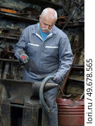 portrait of blacksmith forging metal. Стоковое фото, агентство Ingram Publishing / Фотобанк Лори