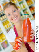Shop assistant with tomato juice. Стоковое фото, агентство Ingram Publishing / Фотобанк Лори