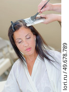 Hairdresser dyeing hair of a customer. Стоковое фото, агентство Ingram Publishing / Фотобанк Лори