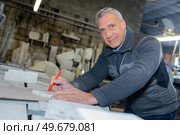 an artisan carpenter is posing. Стоковое фото, агентство Ingram Publishing / Фотобанк Лори