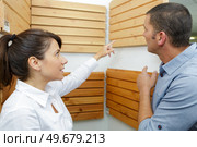 husband and wife choosing kitchen furniture. Стоковое фото, агентство Ingram Publishing / Фотобанк Лори