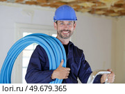 technician holding water pipes indoors. Стоковое фото, агентство Ingram Publishing / Фотобанк Лори