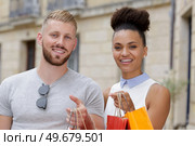 beautiful young couple enjoying after shopping. Стоковое фото, агентство Ingram Publishing / Фотобанк Лори