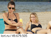 young woman applying sunscreen lotion. Стоковое фото, агентство Ingram Publishing / Фотобанк Лори