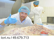 worker working on a food procesing factory. Стоковое фото, агентство Ingram Publishing / Фотобанк Лори