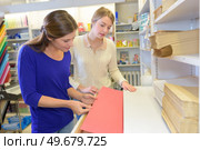 2 female friends in a paper store. Стоковое фото, агентство Ingram Publishing / Фотобанк Лори