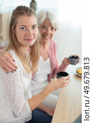 close up photo two people mum and daughter. Стоковое фото, агентство Ingram Publishing / Фотобанк Лори