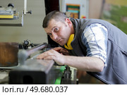 male engineer aligning machinery in workshop. Стоковое фото, агентство Ingram Publishing / Фотобанк Лори