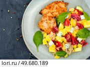 Salad with fruit, cheese, chicken breast and quinoa. Balanced food. Meat salad with citrus fruits, cheese and quinoa. Стоковое фото, агентство Ingram Publishing / Фотобанк Лори