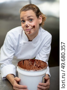 female chef which chocolate on her face. Стоковое фото, агентство Ingram Publishing / Фотобанк Лори