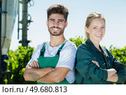 man and woman standing near tractor outdoors. Стоковое фото, агентство Ingram Publishing / Фотобанк Лори