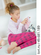 a girl is reading a story. Стоковое фото, агентство Ingram Publishing / Фотобанк Лори
